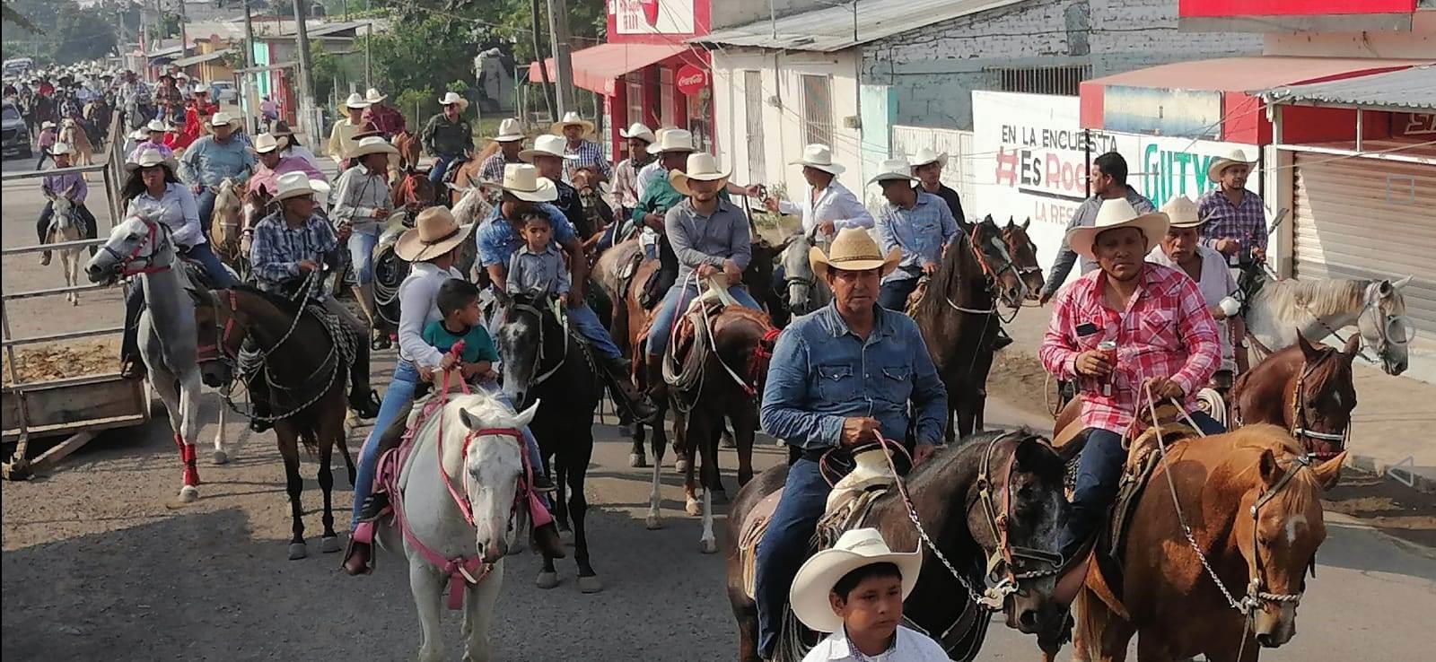 Realizan cabalgata en Manlio Fabio Altamirano con más de 500 jinetes