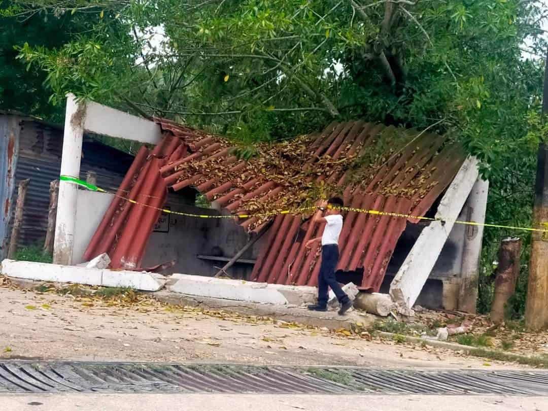 Trailero derribó parada de autobuses en Ixhuatlán del Sureste