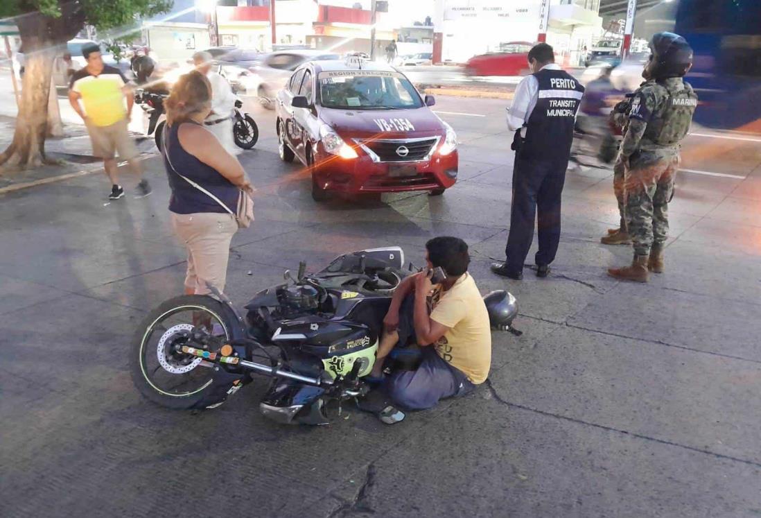 Chocan moto y taxi a la altura del cuartel militar, en Boca del Río