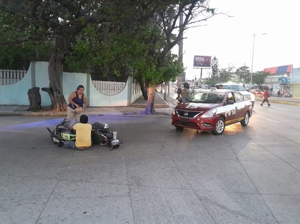 Chocan moto y taxi a la altura del cuartel militar, en Boca del Río