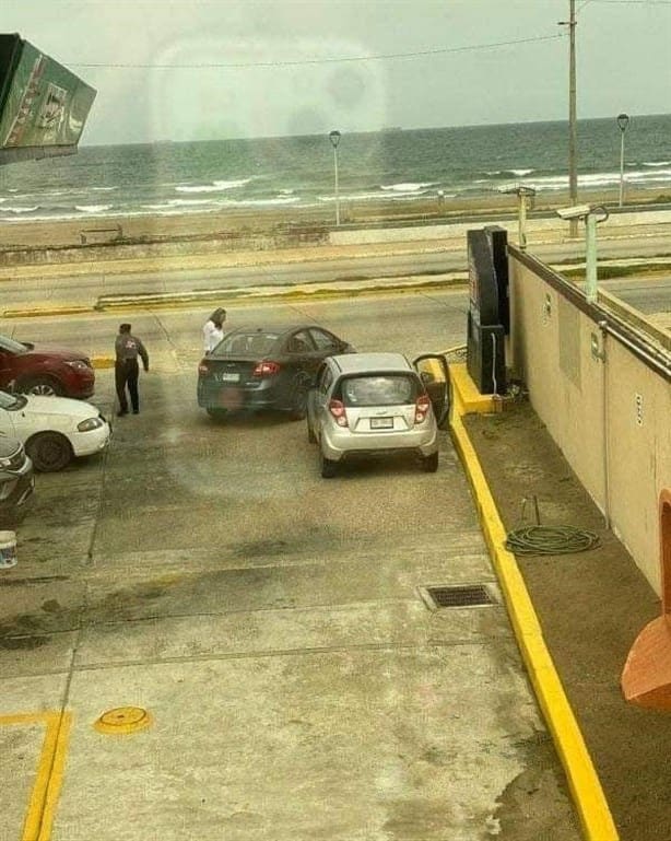 Así le llegó el karma a conductor que se fue sin pagar de gasolinera en Coatzacoalcos