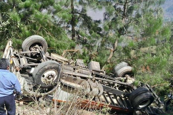 Camión de carga cae a barranco en Soledad Atzompa; hay un lesionado