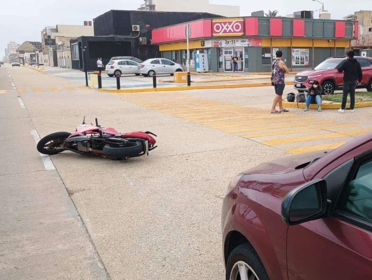 Tripulantes de motocicleta resultan lesionados tras ser impactados por camioneta en Coatzacoalcos