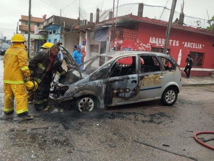 Vehículo arde en llamas en colonia Hernández Ochoa