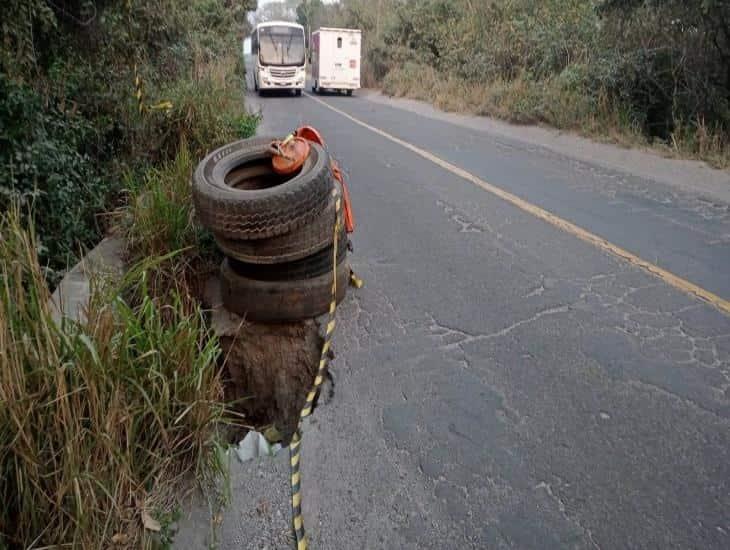 Se registra gran socavón en carretera Veracruz - Xalapa a la altura de Paso de Ovejas