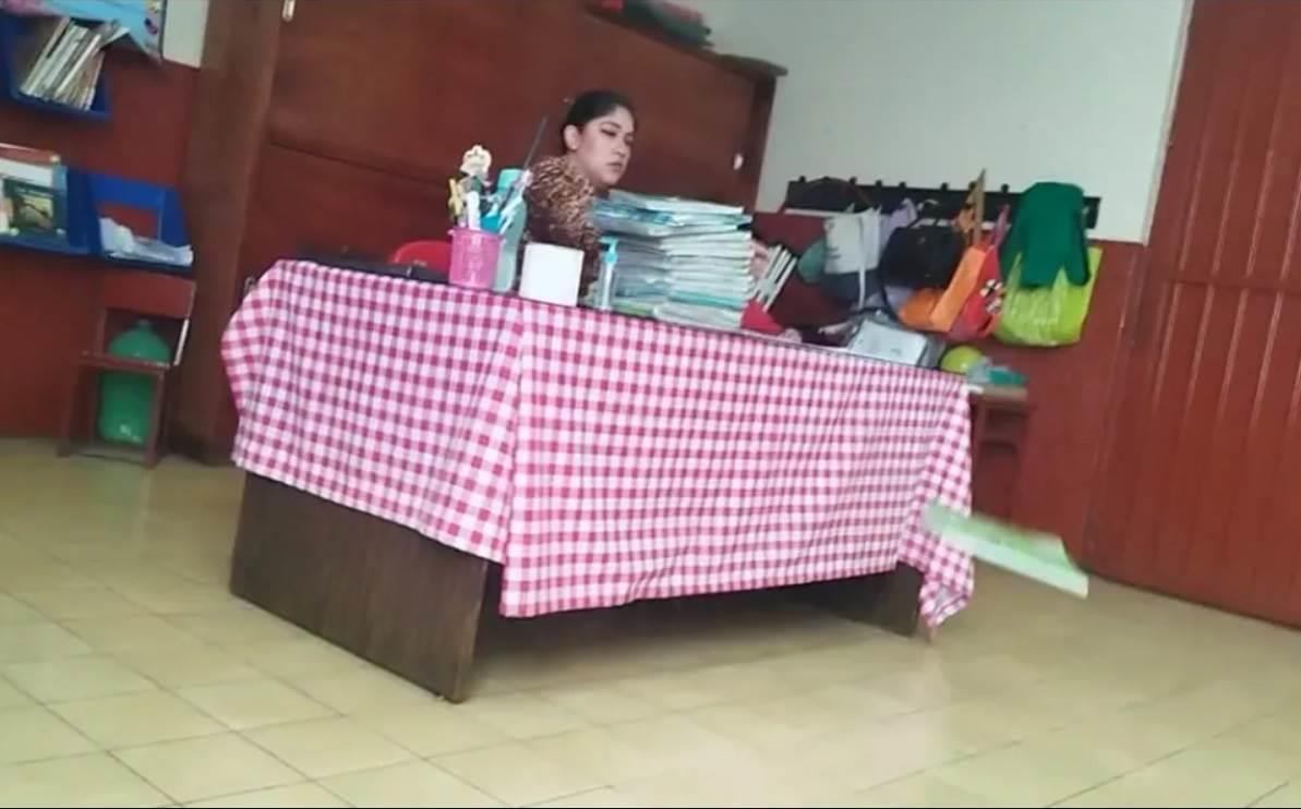 Esto pasó con la maestra que se hizo viral por aventar cuadernos a alumnos (VIDEO)