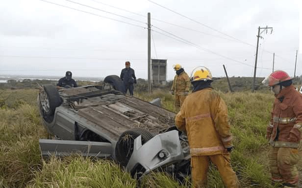 Vuelca automóvil en el que una señora de la tercera edad y su hijo se dirigían a consulta en Veracruz