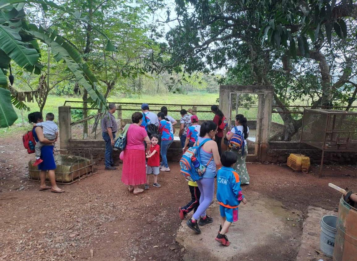 Estudiantes recorrieron la Unidad de Manejo Ambiental en Acayucan