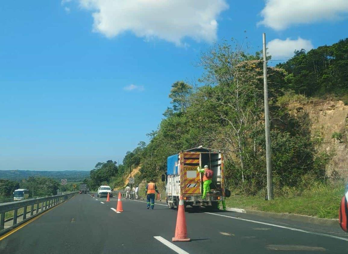 Trabajos en la carretera Costera del Golfo por derrumbes de cerros; es riesgo para los conductores