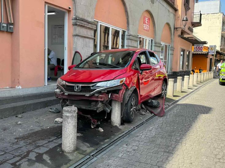 Violento choque en el centro de Xalapa; ¡terminó sobre la banqueta!