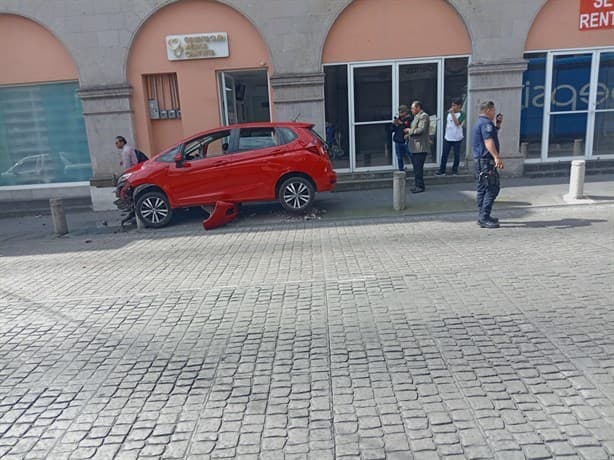 Violento choque en el centro de Xalapa; ¡terminó sobre la banqueta!