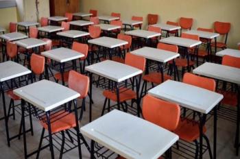 Esta consecuencia enfrenta maestra que avienta cuadernos de sus alumnos tras ser exhibida