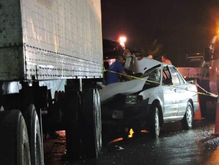 Mujer en Tierra Blanca pierde la vida en accidente entre un automóvil y un camión