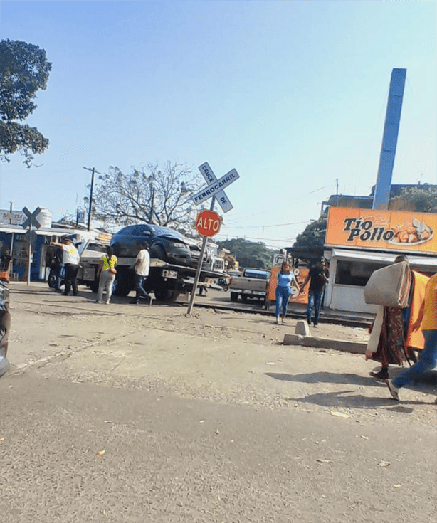 Ferrocarril arrolla automóvil en Ciudad Cardel