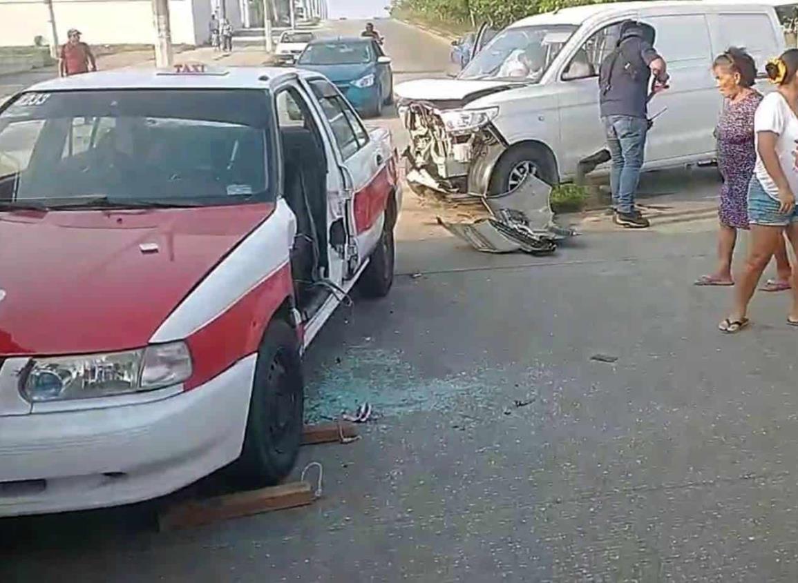 Encontronazo en la colonia Lomas de Barrillas; un taxista lesionado