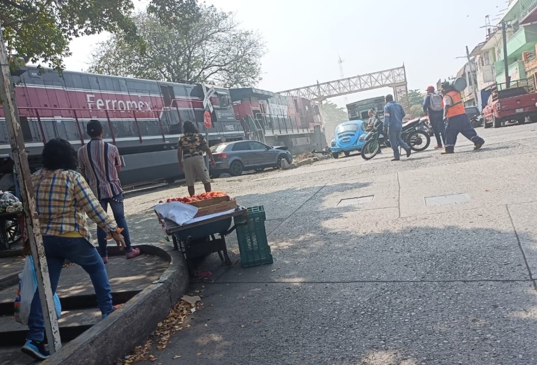 Ferrocarril arrolla automóvil en Ciudad Cardel