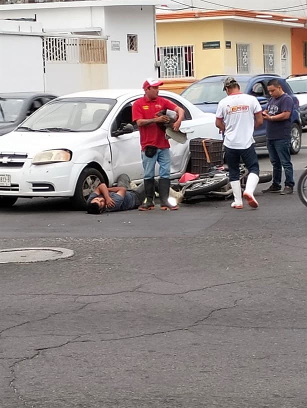 Repartidor de pollos choca contra automóvil en calles del centro de Veracruz