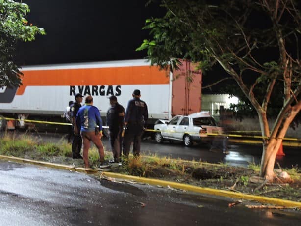 Mujer en Tierra Blanca pierde la vida en accidente entre un automóvil y un camión