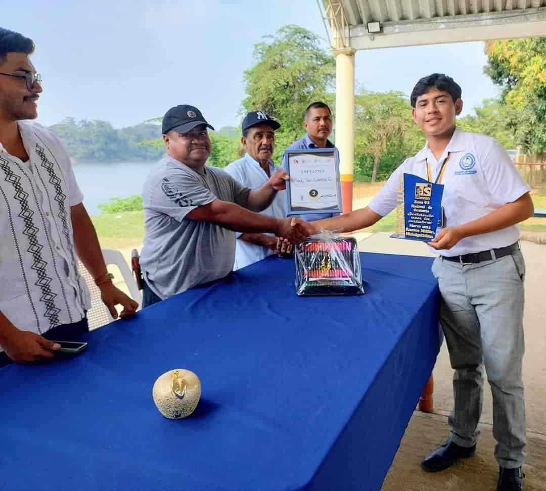 Estudiante de Moloacán entre primeros 3 lugares en concurso de oratoria; participaron 25 planteles