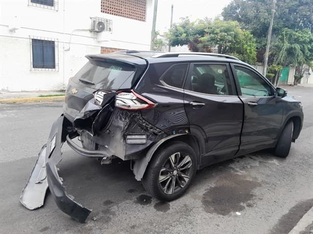 Motociclista en Veracruz choca contra camioneta y termina en discusión