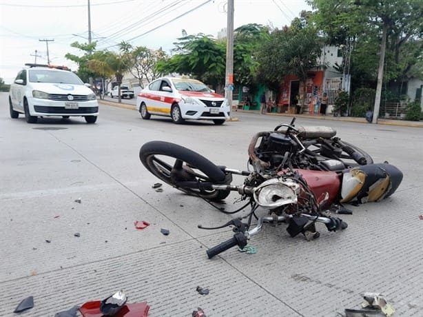 Motociclista en Veracruz choca contra camioneta y termina en discusión