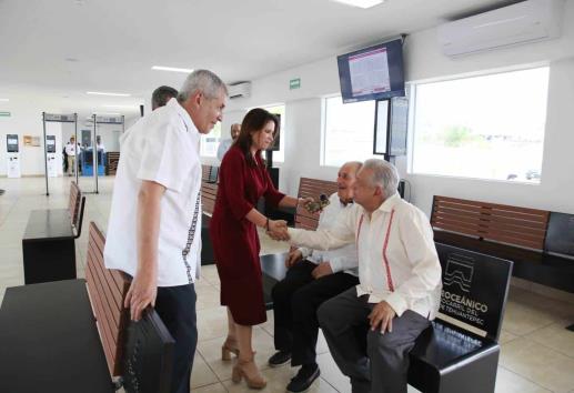 AMLO se reúne con familia Robles Barajas en Coatzacoalcos