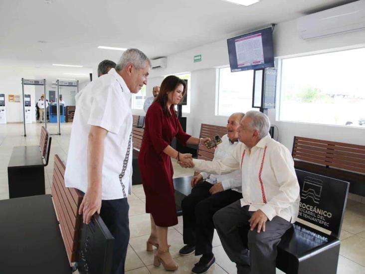 AMLO se reúne con familia Robles Barajas en Coatzacoalcos