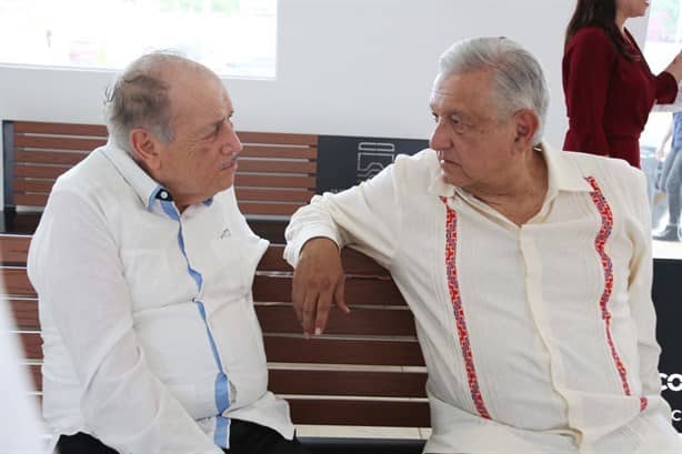 AMLO se reúne con familia Robles Barajas en Coatzacoalcos