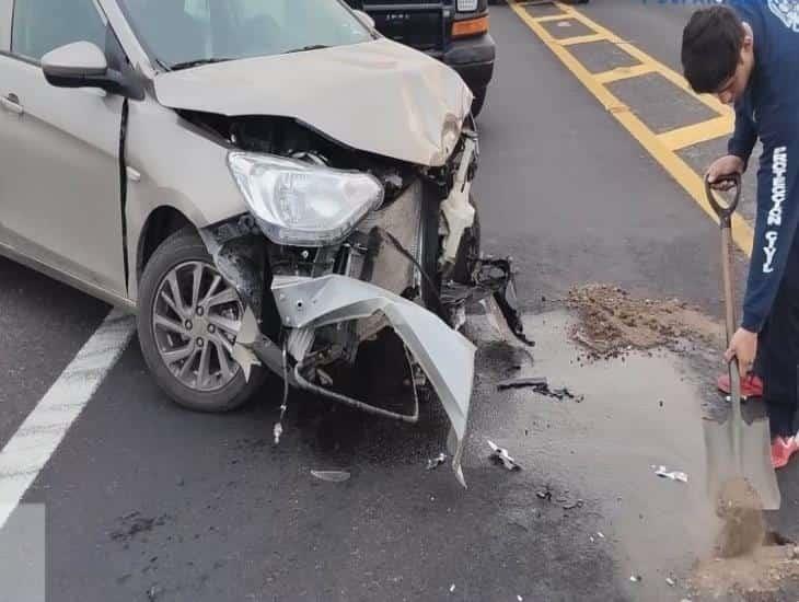 Dos automóviles chocan en el libramiento de Cardel por mala maniobra de manejo