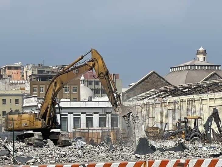 Destruyen instalaciones y bodegas del puerto de Veracruz por construcción de nueva plaza