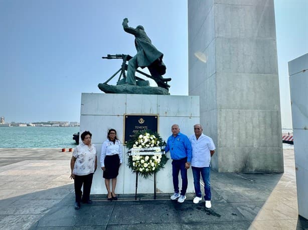 Desfilan en Veracruz para conmemorar 60 años de la secundaria José Azueta | VIDEO