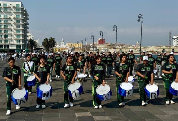 Desfilan en Veracruz para conmemorar 60 años de la secundaria José Azueta | VIDEO