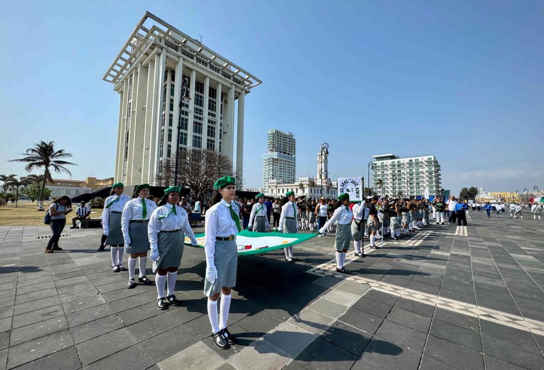 Desfilan en Veracruz para conmemorar 60 años de la secundaria José Azueta | VIDEO