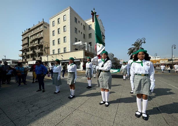 Desfilan en Veracruz para conmemorar 60 años de la secundaria José Azueta | VIDEO