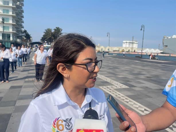 Desfilan en Veracruz para conmemorar 60 años de la secundaria José Azueta | VIDEO