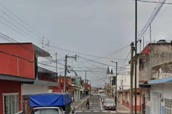 Comerciante abusa de estacionamiento público en Orizaba y genera caos vial