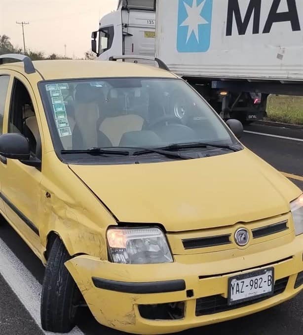 Dos automóviles chocan en el libramiento de Cardel por mala maniobra de manejo