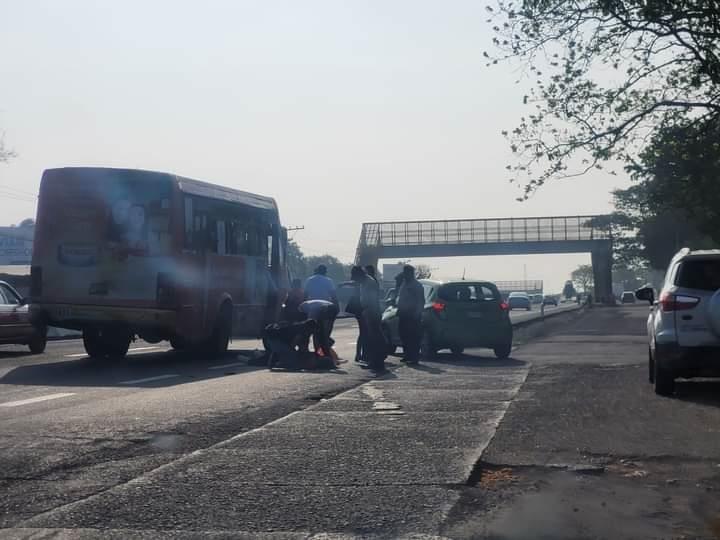 Cae pasajera de camión urbano en Veracruz