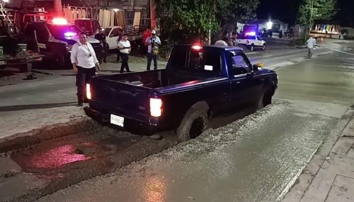 Camioneta sufre accidente en obra de libramiento en Tlapacoyan 