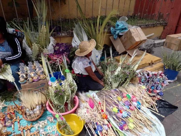 Semana Santa: Vendedores de palmas inundan la Catedral de Orizaba