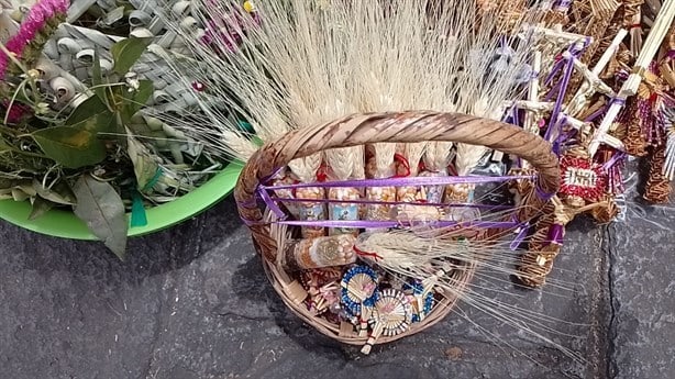 Semana Santa: Vendedores de palmas inundan la Catedral de Orizaba