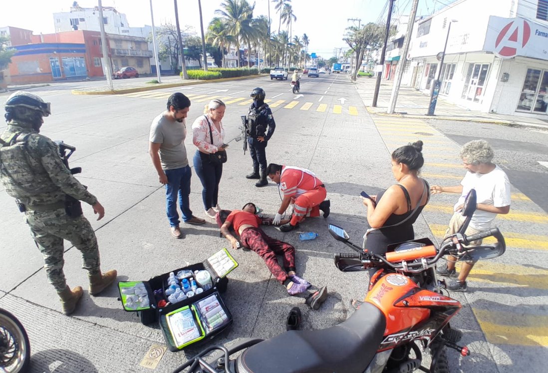 Motociclista lesionado chocar contra automóvil en avenida Miguel Alemán de Veracruz