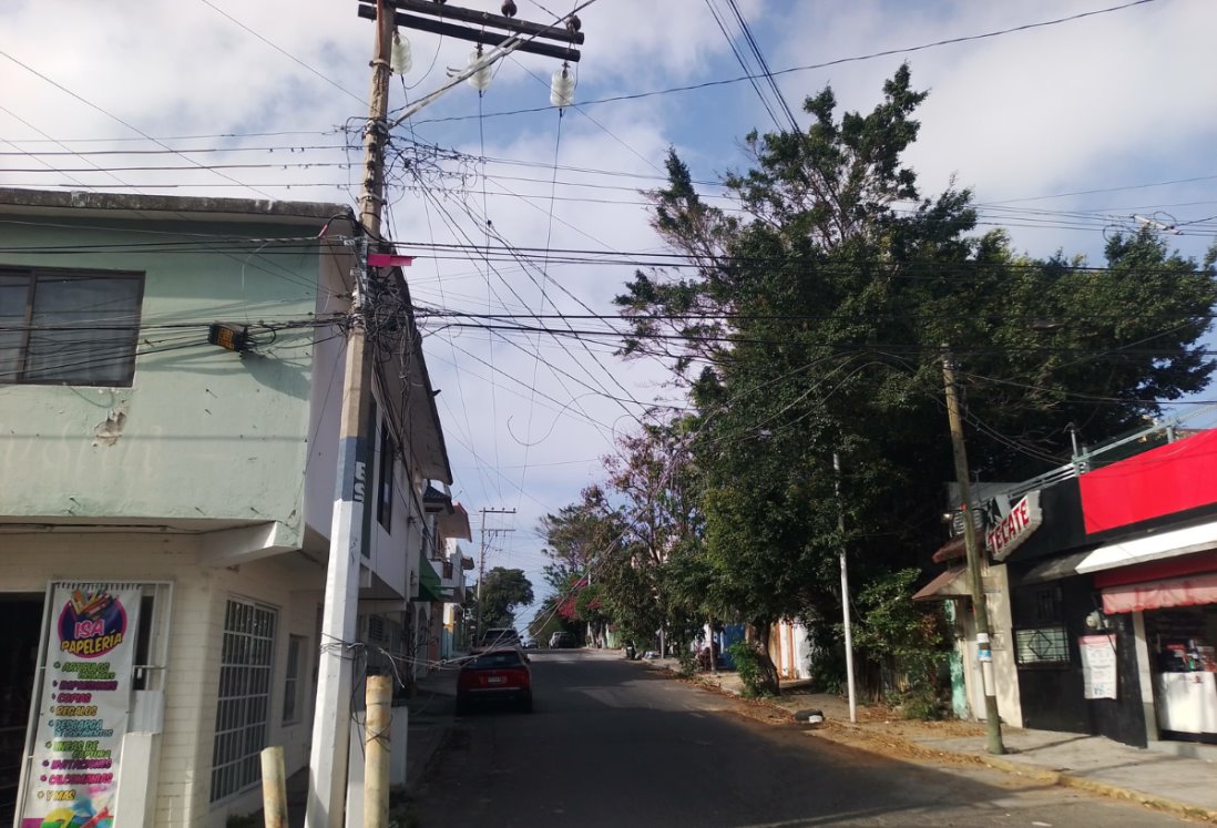 Vecinos de la colonia Remes denuncian cables sueltos en Boca del Río