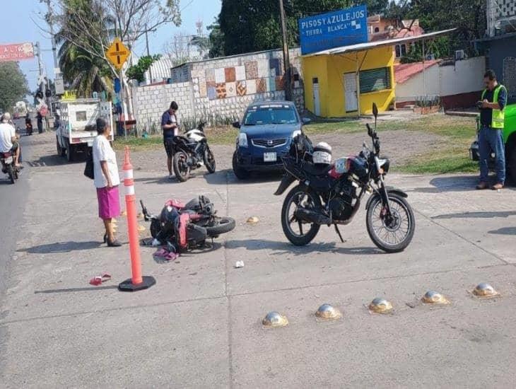 Cuatro personas arriba de una motocicleta se accidentan en Tierra Blanca