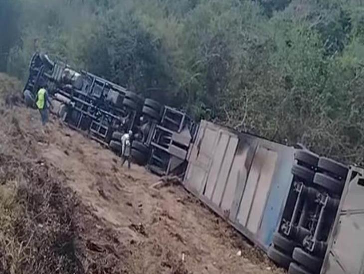 Tráiler tipo nodriza se volcó en la Antigua, vehículos que transportaba fueron dañados