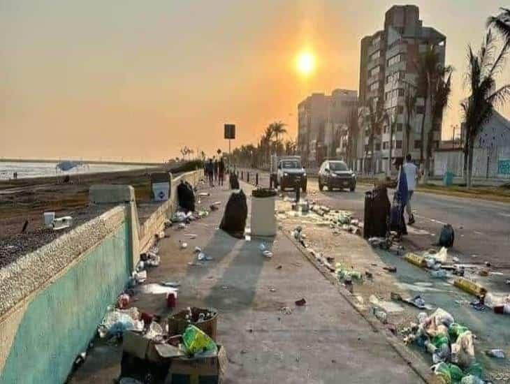 Malecón de Coatzacoalcos amanece lleno de basura, hasta dejan desechos en la ciclovía