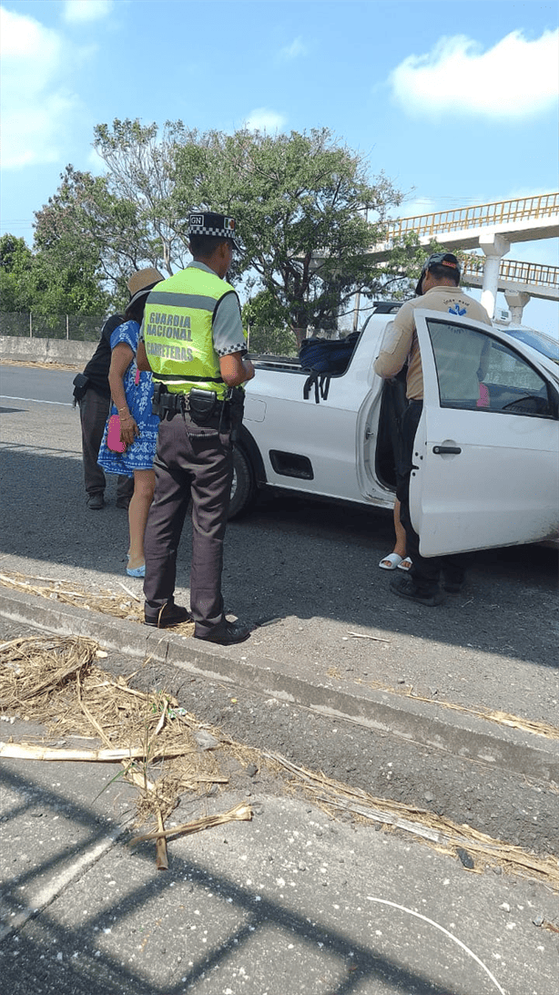 Choque por alcance entre camioneta y taxi en Úrsulo Galván