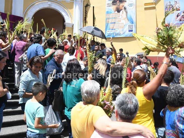 Xalapeños acuden a celebrar la bendición este Domingo de Ramos