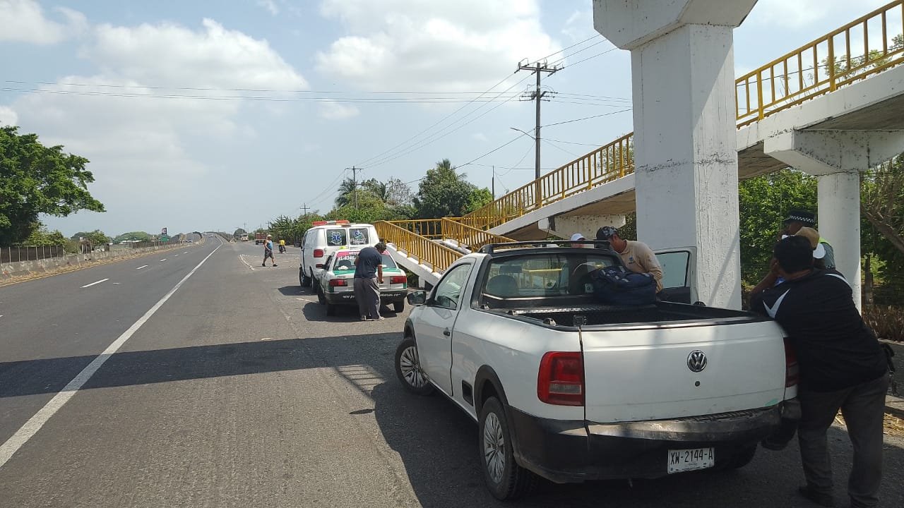 Choque por alcance entre camioneta y taxi en Úrsulo Galván