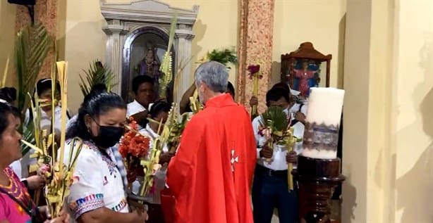 Fieles católicos de Cosoleacaque celebran la bendición de la palmas